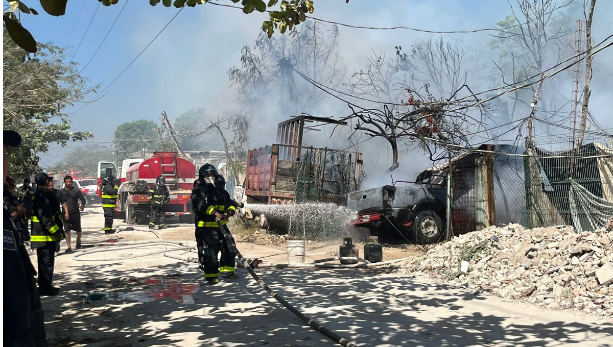 Incendio en zona de invasión de Playa del Carmen consume 3 viviendas y un auto